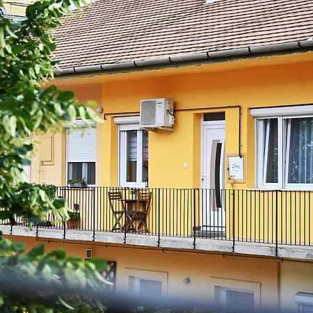 Zora Apartman Егер Екстериор снимка