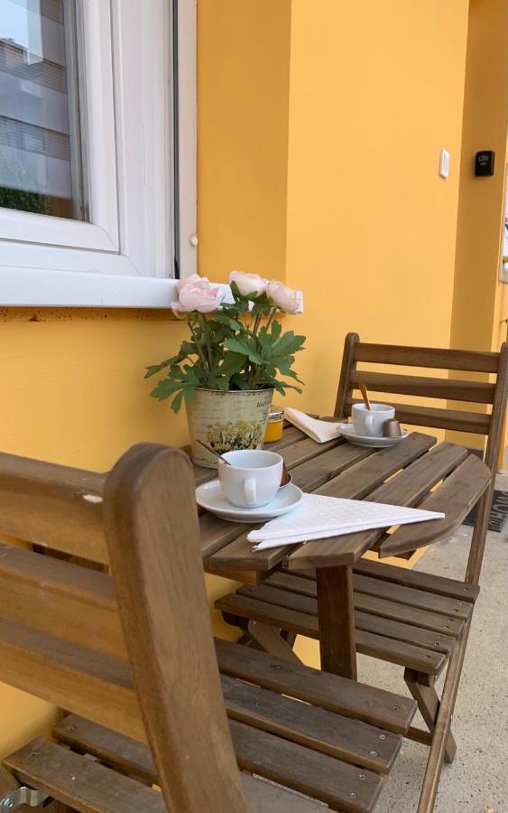 Zora Apartman Егер Екстериор снимка