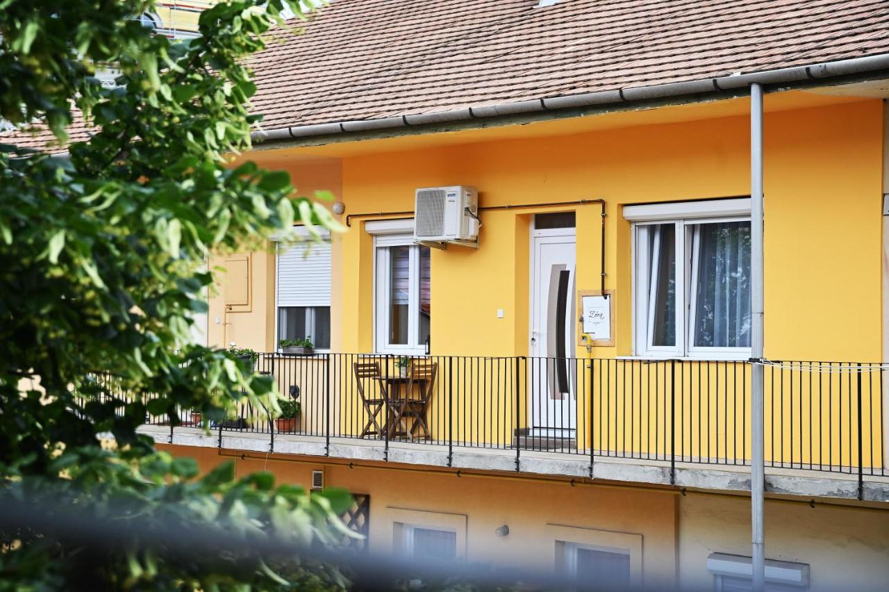 Zora Apartman Егер Екстериор снимка