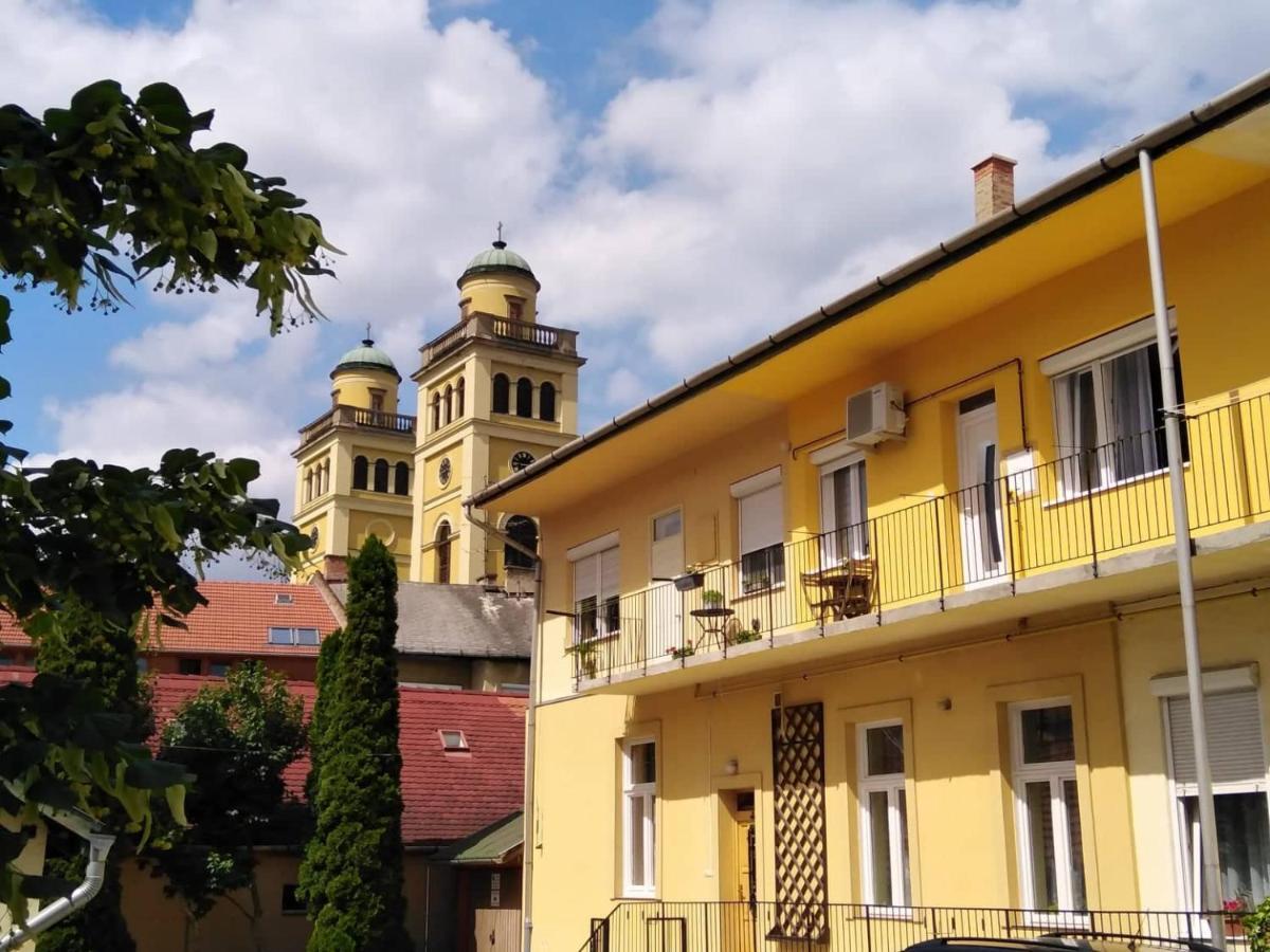 Zora Apartman Егер Екстериор снимка